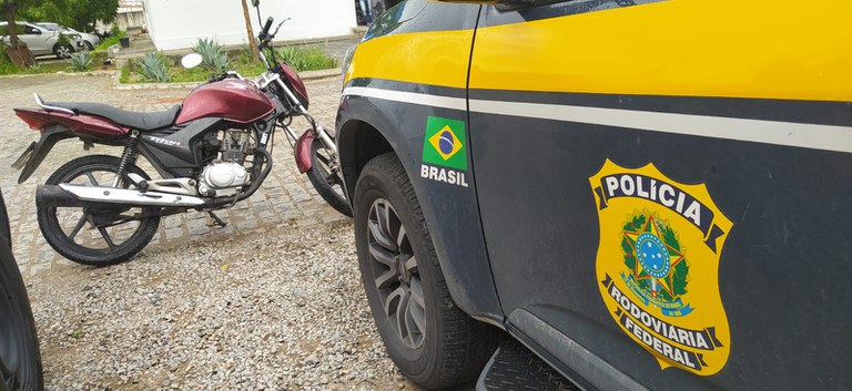 Homem ainda tentou fugir em alta velocidade, após ter recebido ordem de parada pela PRF (Divulgação/PRF) Homem ainda tentou fugir em alta velocidade, após ter recebido ordem de parada pela PRF/Divulgação/PRF