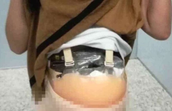 O "chá revelação" aconteceu após um funcionário desconfiar da postura suspeita da "gestante" em um aeroporto da China (Crédito: Reprodução/Redes sociais) O "chá revelação" aconteceu após um funcionário desconfiar da postura suspeita da "gestante" em um aeroporto da China/Crédito: Reprodução/Redes sociais