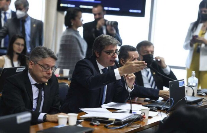 Requerimento foi apresentado na CCJ nesta terça-feira (6/12) pelo líder do governo no Senado, Carlos Portinho (PL-RJ). Base de Bolsonaro critica tramitação acelerada da PEC (Crédito: Edilson Rodrigues/Agência Senado) Requerimento foi apresentado na CCJ nesta terça-feira (6/12) pelo líder do governo no Senado, Carlos Portinho (PL-RJ). Base de Bolsonaro critica tramitação acelerada da PEC/Crédito: Edilson Rodrigues/Agência Senado