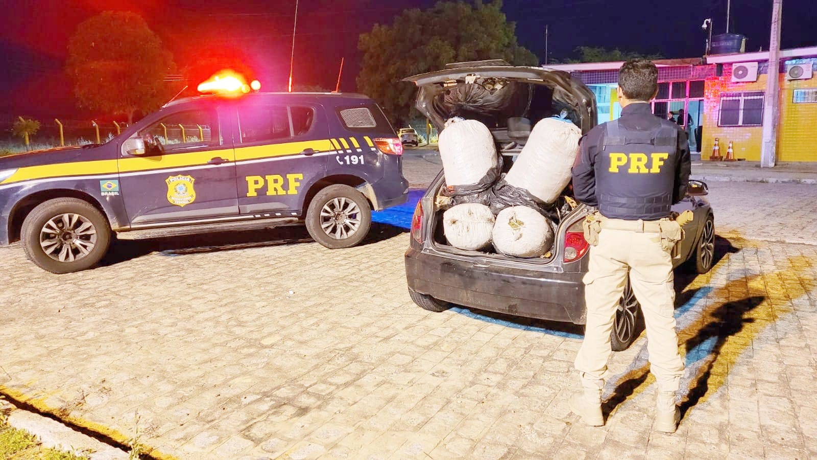 De acordo com a PRF, o farol irregular do carro teria chamado a atenção dos agentes/Divulgação/PRF De acordo com a PRF, o farol irregular do carro teria chamado a atenção dos agentes/Divulgação/PRF