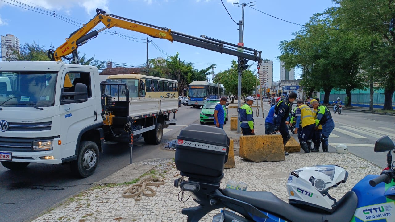 Agentes da Autarquia de Trânsito e Transporte Urbano do Recife (CTTU) foram enviados ao local para orientar o tráfego para organizar o deslocamento. 