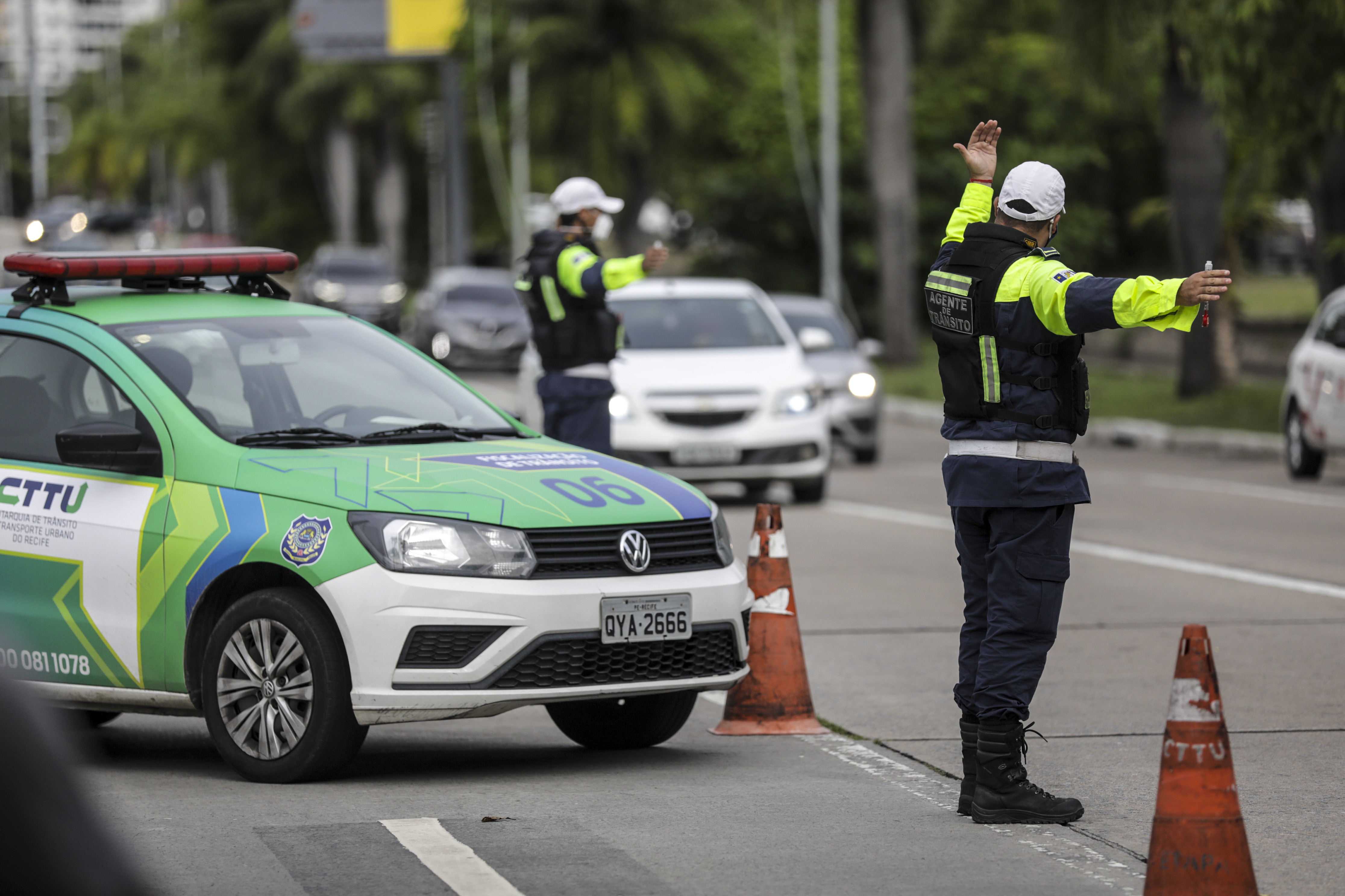 Excesso de velocidade ainda se mostrou campe&atilde;o de desrespeito, mas de 2020 para 2021 as fatalidades diminu&iacute;ram em 19% e, de 2021 para 2022, os flagrantes por excesso de velocidade em at&eacute; 20% da m&aacute;xima permitida diminu&iacute;ram em 18%. Campanhas educativas refor&ccedil;am comportamentos positivos entre motoristas./Foto: Marcos Pastich/Arquivo PCR e Josenildo Gomes/CTTU