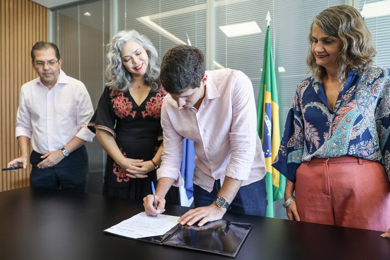 Lei Padre Julio Lancelotti foi sancionada pelo prefeito João Campos nesta sexta-feira (16). Projeto é de autoria da vereadora Liana Cirne./Foto: Alessandro Potter / PCR Lei Padre Julio Lancelotti foi sancionada pelo prefeito João Campos nesta sexta-feira (16). Projeto é de autoria da vereadora Liana Cirne./Foto: Alessandro Potter / PCR