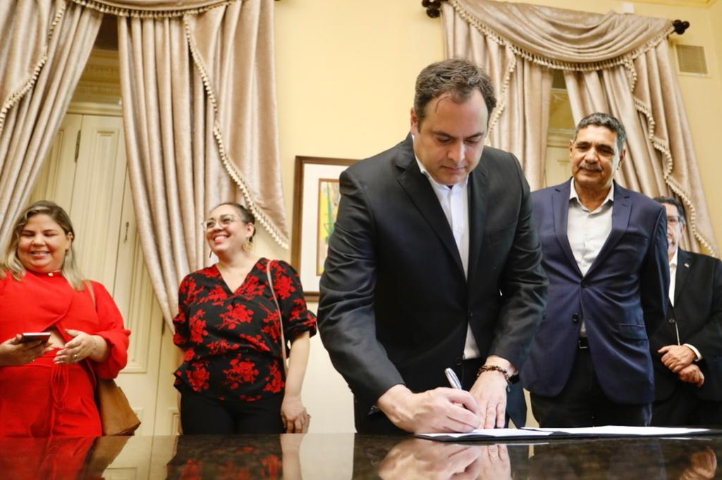 Governador sancionou lei que vai baratear medicamentos derivados da planta para o tratamento de várias doenças graves no Estado./Foto: Hélia Scheppa/SEI Governador sancionou lei que vai baratear medicamentos derivados da planta para o tratamento de várias doenças graves no Estado./Foto: Hélia Scheppa/SEI