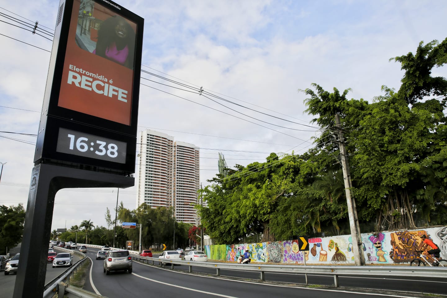 Equipamentos s&atilde;o fruto de concess&atilde;o assinada em setembro deste ano com a Eletromidia. Empresa investir&aacute; cerca de R$ 100 milh&otilde;es no contrato de 20 anos. Projeto contempla conserva&ccedil;&atilde;o, manuten&ccedil;&atilde;o e benfeitorias em mais de 7 mil m&sup2; de &aacute;rea verde na cidade./Foto:  Wagner Ramos / PCR Imagem