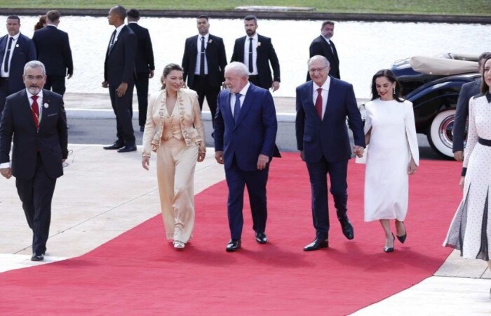 A primeira-dama veste um conjunto de alfaiataria da estilista responsável por assinar também o vestido de casamento de Janja/Crédito: CLEIA VIANA/CÂMARA DOS DEPUTADOS A primeira-dama veste um conjunto de alfaiataria da estilista responsável por assinar também o vestido de casamento de Janja/Crédito: CLEIA VIANA/CÂMARA DOS DEPUTADOS