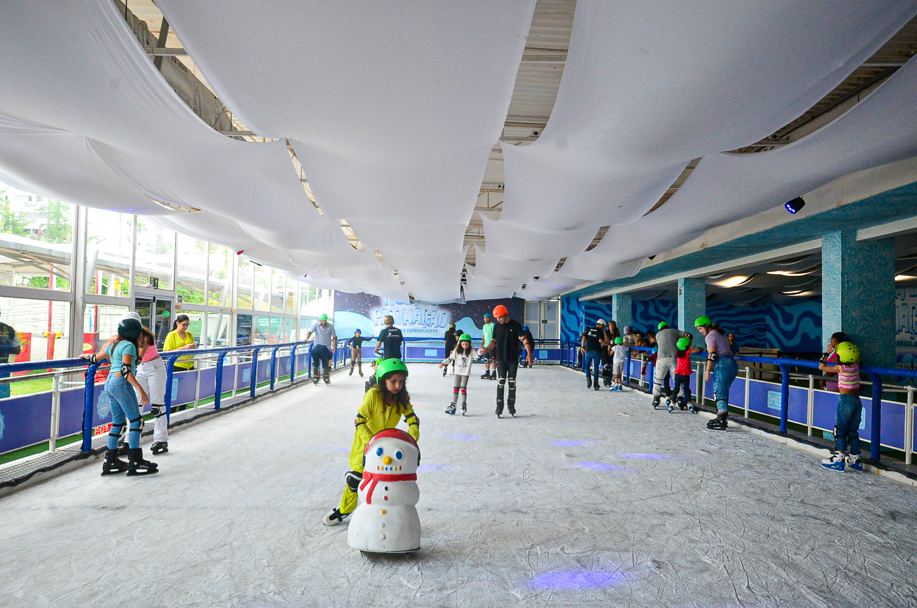 Super pista de patinação no gelo e a Vila dos Smurfs prometem agitar o mês de janeiro no centro de compras./Foto: Divulgação Super pista de patinação no gelo e a Vila dos Smurfs prometem agitar o mês de janeiro no centro de compras./Foto: Divulgação