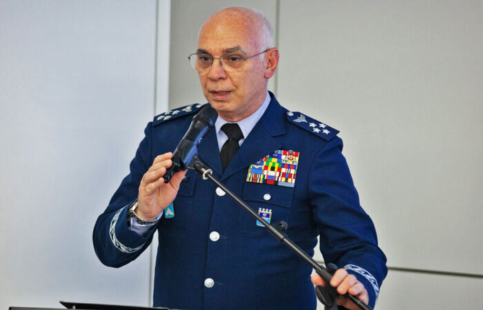 Novo comandante subistitui Carlos Almeida Baptista Júnior/Crédito: Reprodução/FAB Novo comandante subistitui Carlos Almeida Baptista Júnior/Crédito: Reprodução/FAB