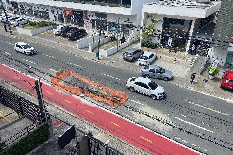Por causa do buraco, alguns veículos estão %u201Cinvadindo%u201D a ciclovia que passa pela rua./Cortesia Por causa do buraco, alguns veículos estão %u201Cinvadindo%u201D a ciclovia que passa pela rua./Cortesia