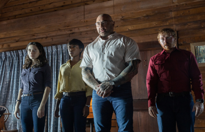 /Estrelado por Jonathan Groff, Ben Aldridge e Dave Bautista, longa &eacute; adaptado do livro 'O Chal&eacute; no Fim do Mundo'. Universal/Divulga&ccedil;&atilde;o.