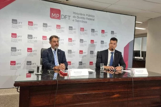 Em coletiva de imprensa, os promotores Daniel Bernoulli e Nathan da Silva Neto apresentaram os detalhes da den&uacute;ncia oferecida contra os cinco acusados de assassinar 10 pessoas da mesma fam&iacute;lia/Darcianne Diogo/CB/D.A Press