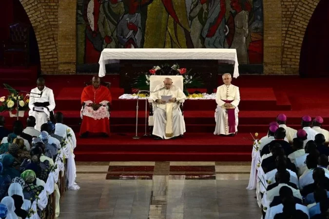 Ao som e ritmo dos tambores, cantos e danças tradicionais, o líder da Igreja Católica fez uma entrada triunfal no Estádio dos Mártires, na República Democrática do Congo/Foto: TIZIANA FABI / AFP Ao som e ritmo dos tambores, cantos e danças tradicionais, o líder da Igreja Católica fez uma entrada triunfal no Estádio dos Mártires, na República Democrática do Congo/Foto: TIZIANA FABI / AFP