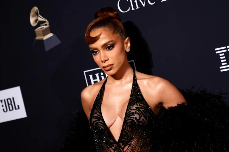 A cantora brasileira Anitta chega para o pr&eacute;-Grammy da Recording Academy e Clive Davis no hotel Beverly Hilton em Beverly Hills, Calif&oacute;rnia, em 4 de fevereiro de 2023/Cr&eacute;dito: AFP