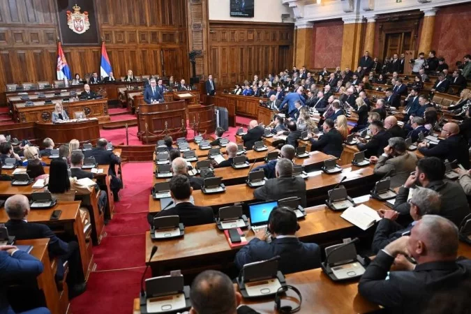 O vídeo mostra Stevic olhando conteúdo pornográfico durante um tenso debate parlamentar sobre um possível acordo com Kosovo, ocorrido na Câmara/Foto: ANDREJ ISAKOVIC / AFP