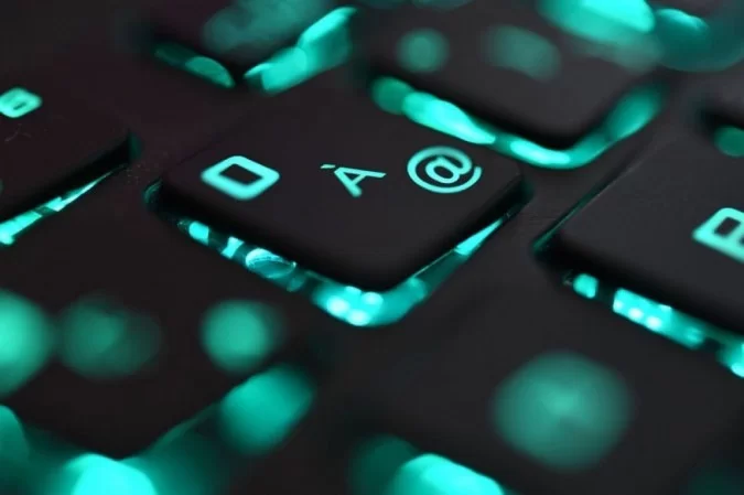 De acordo com as investigações, a suspeita abriu uma conta bancária para hackers, que conseguiram desviar R$ 384 mil de uma agência bancária/Foto: FRED TANNEAU De acordo com as investigações, a suspeita abriu uma conta bancária para hackers, que conseguiram desviar R$ 384 mil de uma agência bancária/Foto: FRED TANNEAU