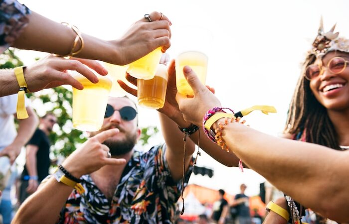 Nesta época do ano, em que os foliões contam com muitas programações especiais, o consumo excessivo de álcool pode se tornar um grande fator para o desenvolvimento de uma gastrite/Crédito: Reprodução/Freepik