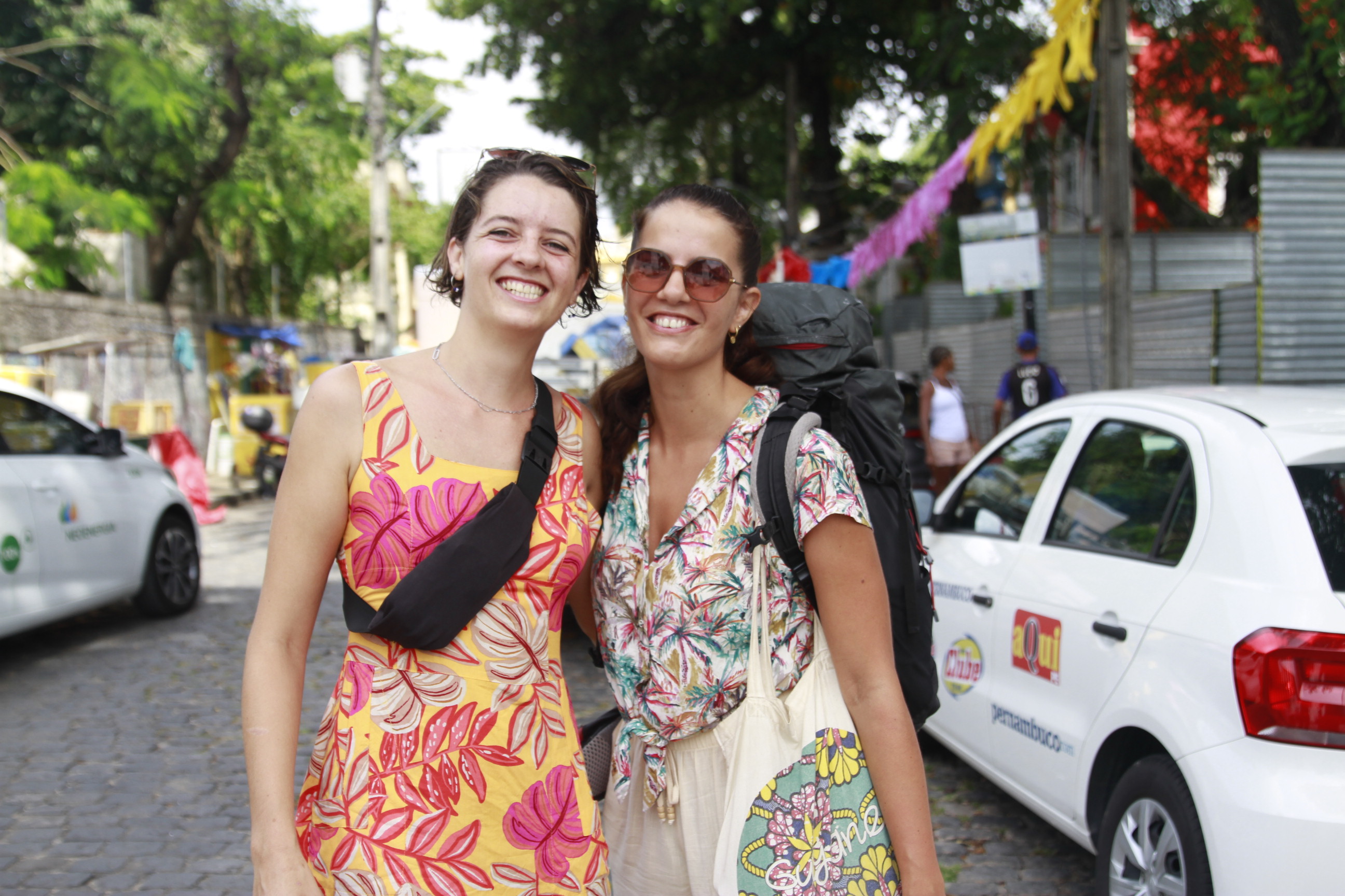 Julie Bilbault e Annaig Magnin vieram da França para prestigiar o carnaval de Pernambuco, esta é a primeira vez das amigas no Brasil