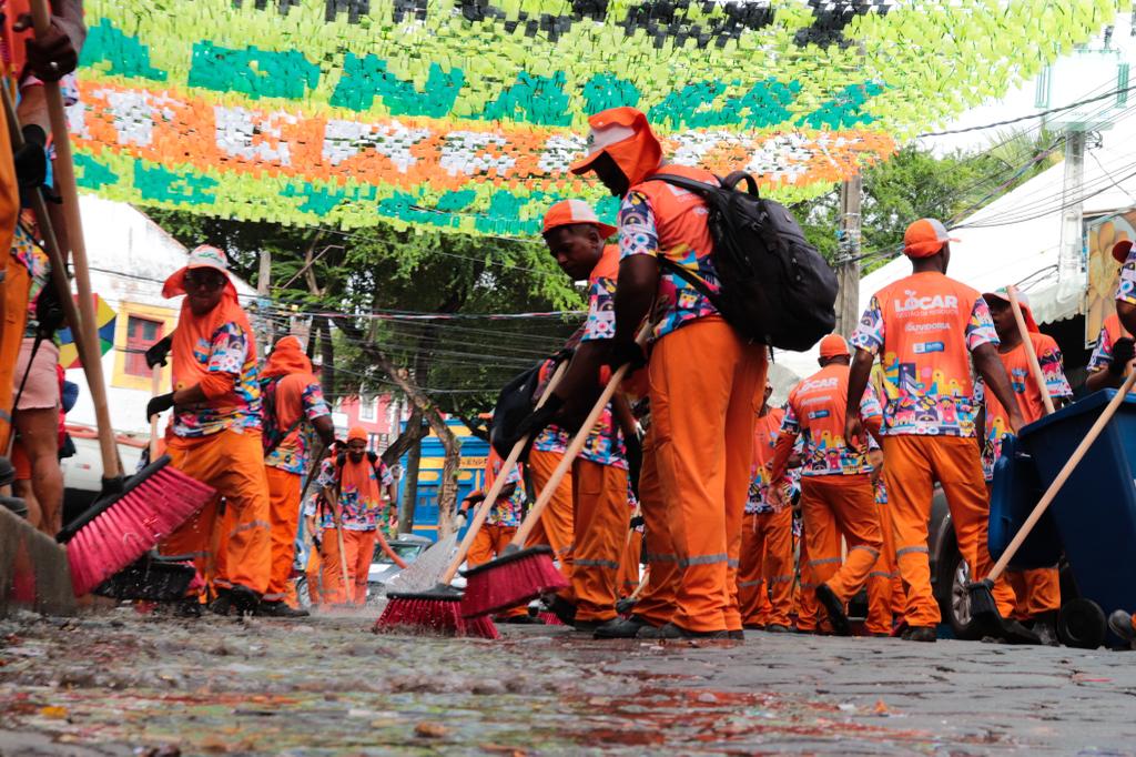 Nesta manh&atilde; de quinta-feira (16) J&aacute; tinha foli&otilde;es nas ladeiras de Olinda/Divulga&ccedil;&atilde;o/PMO