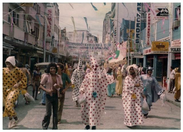 Pessoas fantasiadas de almas penadas fazem parte das imagens do passado que relembram o surgimento do Galo da Madrugada/Sem autoria identificada - Acervo Galo da Madrugada