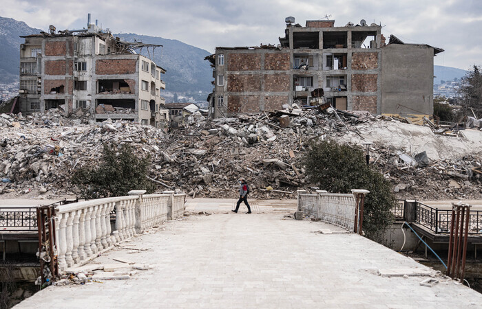 Secretário de Estado sobrevoou de helicóptero a devastada província de Hatay (SAMEER AL-DOUMY / AFP) Secretário de Estado sobrevoou de helicóptero a devastada província de Hatay/SAMEER AL-DOUMY / AFP