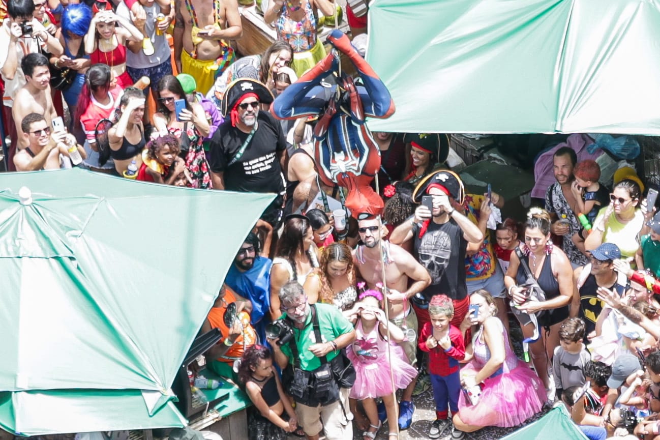 Blocos Enquanto Isso na Sala de Justiça e Mucha Lucha levaram irreverência pop para o Sítio Histórico, na manhã deste domingo/FOTOS: RAFAEL VIEIRA/DP