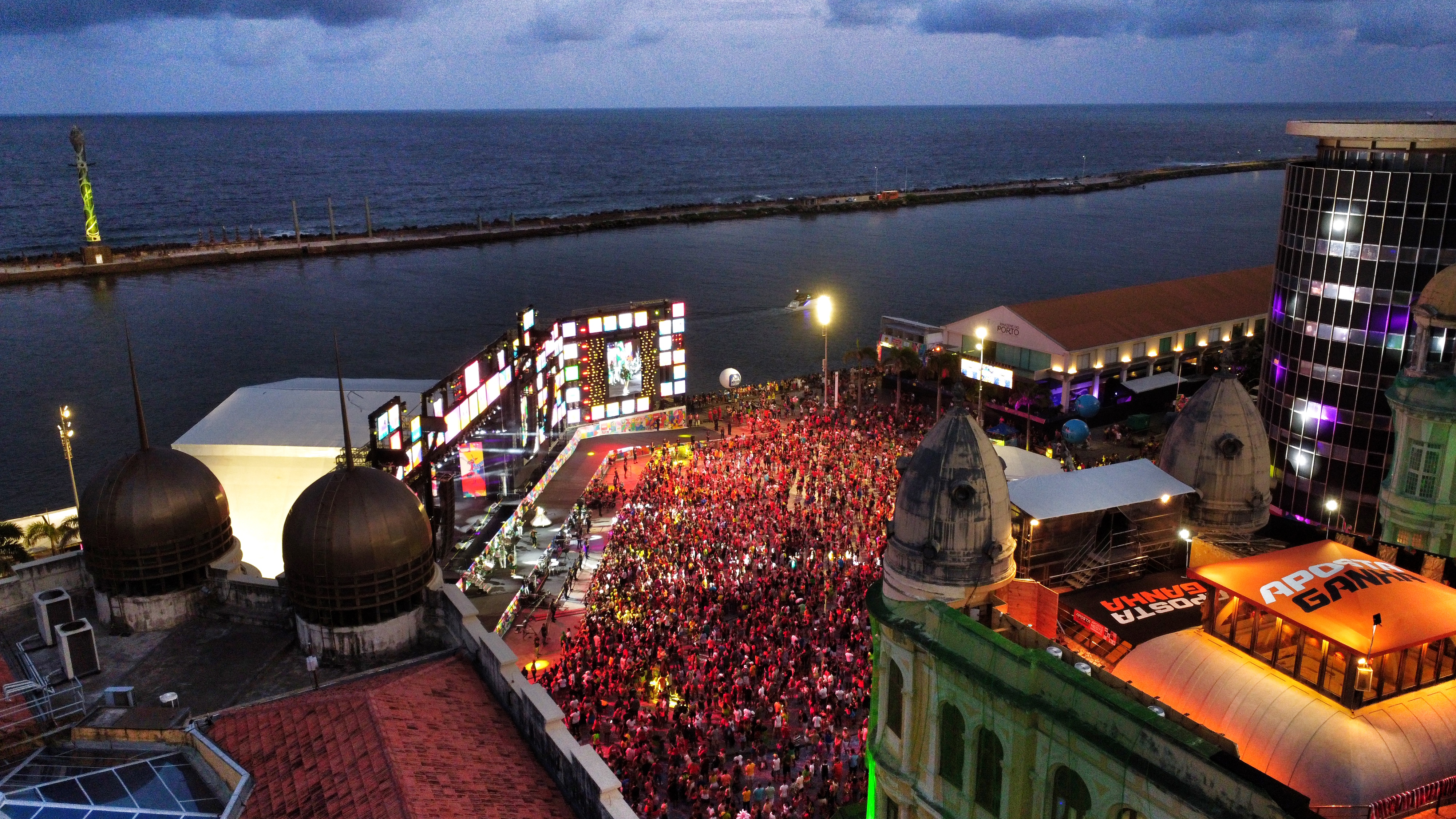 Marco Zero recebe atrações regionais e nacionais nesta segunda de carnaval (Marcos Pastich/PCR) Marco Zero recebe atrações regionais e nacionais nesta segunda de carnaval/Marcos Pastich/PCR