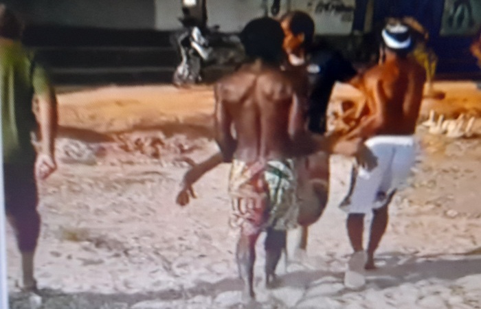 /Banhistas e comerciantes retiraram vítima do mar. Foto: Reprodução de vídeo /Banhistas e comerciantes retiraram vítima do mar. Foto: Reprodução de vídeo