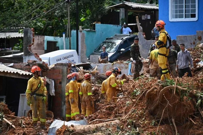 Com a finaliza&ccedil;&atilde;o da lista de pessoas desaparecidas, as equipes ir&atilde;o se concentrar na identifica&ccedil;&atilde;o das v&iacute;timas/Nelson Almeida/AFP