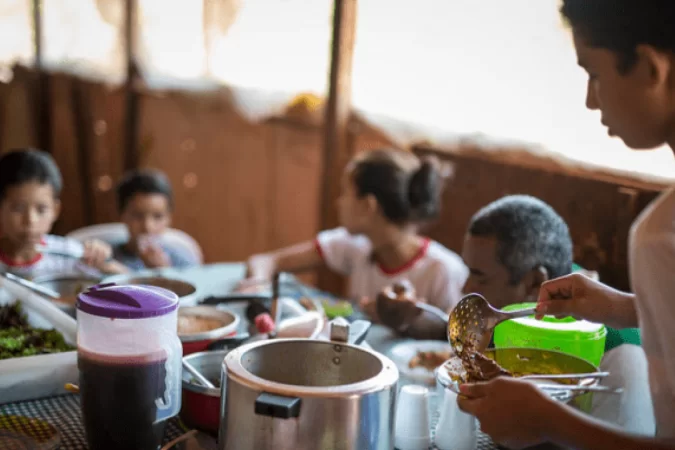 Presidente defende programa Mais Alimentos para ajudar no combate &agrave; fome %u2014 medida busca auxiliar no fomento da produ&ccedil;&atilde;o agr&iacute;cola. Segundo o petista, o governo compraria o excedente da produ&ccedil;&atilde;o para distribuir aos que precisem/Foto: Rafael Zart/MDS