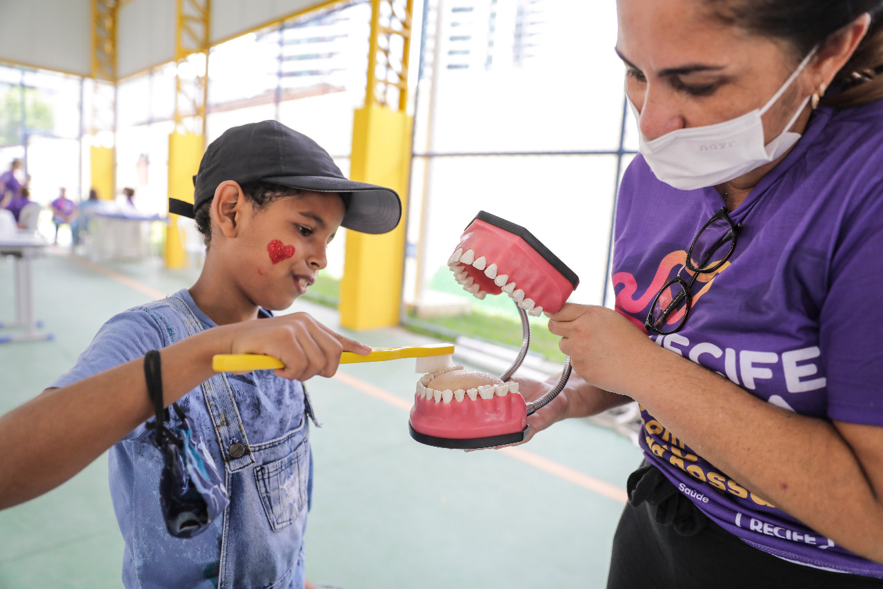 De 20 a 29 de março, das 8h às 12h, as ações vão percorrer os oito Distritos Sanitários da cidade, levando escovação supervisionada, orientação de higiene bucal e aplicação de flúor, além da distribuição de kits com escova e pasta de dentes/Divulgação/ALESSANDRO POTTER/PCR De 20 a 29 de março, das 8h às 12h, as ações vão percorrer os oito Distritos Sanitários da cidade, levando escovação supervisionada, orientação de higiene bucal e aplicação de flúor, além da distribuição de kits com escova e pasta de dentes/Divulgação/ALESSANDRO POTTER/PCR