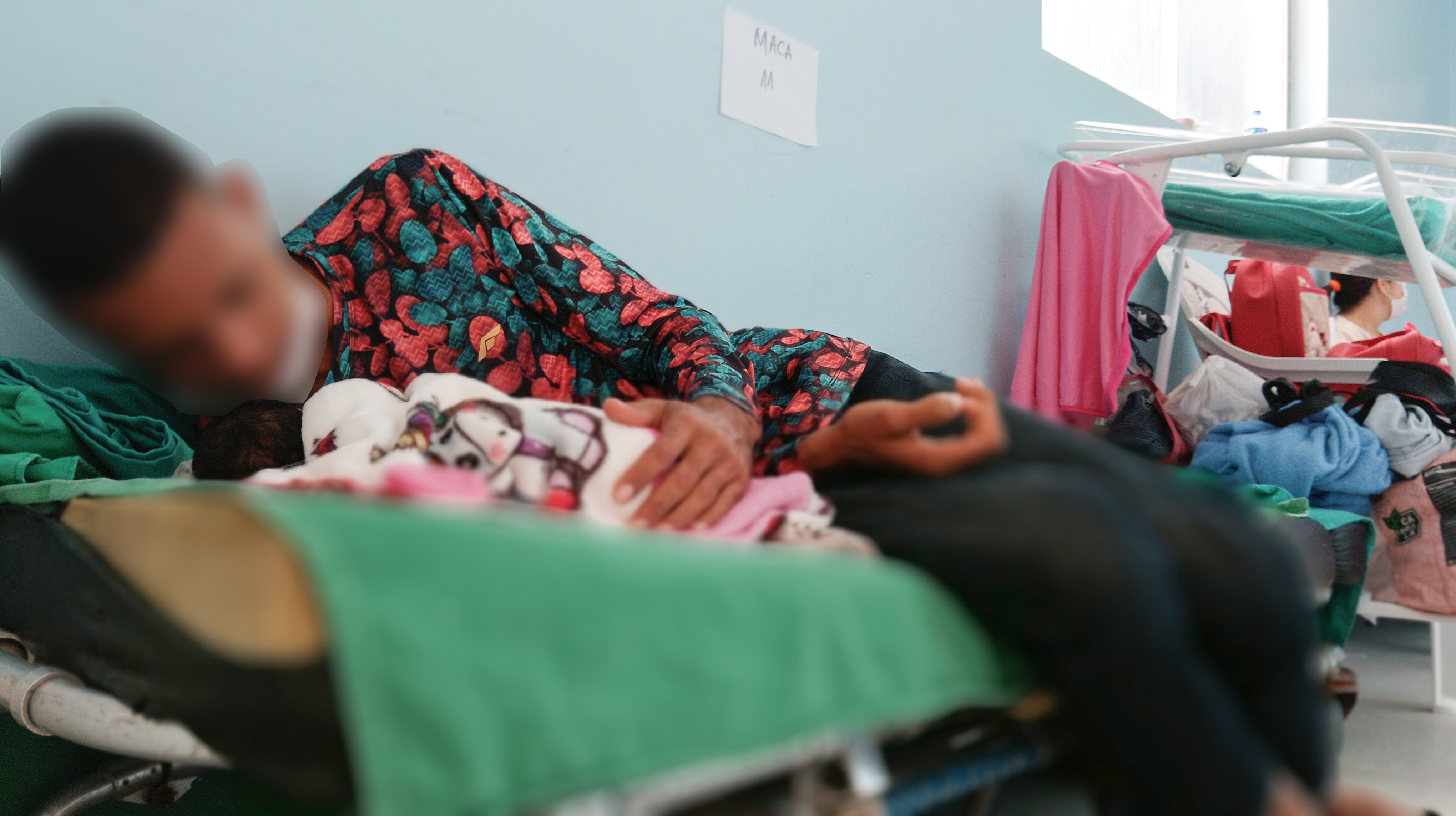 Beb&ecirc; ocupa maca no Cisam, onde faltam leitos e profissionais de enfermagem para atender a demanda/Everson Teixeira/AI Coren-PE