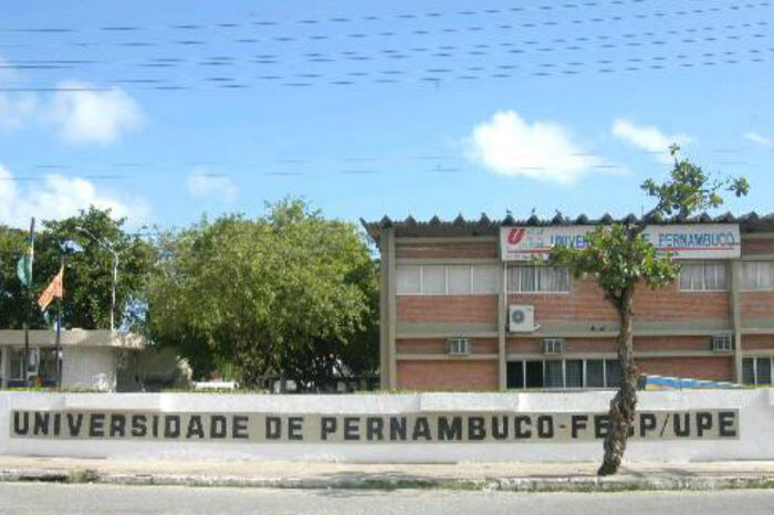 Informações indicam que a vítima se chamava Zé do Côco e foi morto no banco da praça que fica diante do campus/Foto: Arquivo/DP Informações indicam que a vítima se chamava Zé do Côco e foi morto no banco da praça que fica diante do campus/Foto: Arquivo/DP