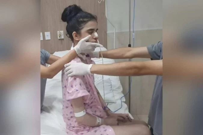 A atualização do estado de saúde de Thaís foi feita pela mãe dela, Adriana Medeiros, que assumiu as redes sociais da filha para divulgar a recuperação da mulher e arrecadar recursos financeiros, por meio de uma vaquinha, para levá-la em consultas com especialistas/Foto: Instagram @thaismedeiiros_/Reprodução A atualização do estado de saúde de Thaís foi feita pela mãe dela, Adriana Medeiros, que assumiu as redes sociais da filha para divulgar a recuperação da mulher e arrecadar recursos financeiros, por meio de uma vaquinha, para levá-la em consultas com especialistas/Foto: Instagram @thaismedeiiros_/Reprodução