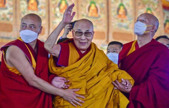 Em um vídeo que se tornou viral, o dalai lama, de 87 anos, pergunta ao menino "você pode chupar minha língua?" e então ele mostra a língua, desencadeando a hilaridade dos presentes/Crédito: Sanjay KUMAR / AFP
