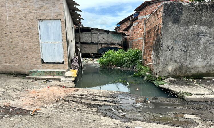 Pessoas que convivem com os alagamentos sempre que a maré sobe, sofrem no período de chuvas (Foto: Diego Marcel/Divulgação) Pessoas que convivem com os alagamentos sempre que a maré sobe, sofrem no período de chuvas/Foto: Diego Marcel/Divulgação