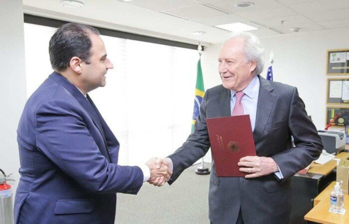 Presidente da OAB, Beto Simonetti, entregou documento ao ministro aposentado do STF. Após deixar a Corte, Lewandowski volta a se dedicar à advocacia/Crédito: Raul Spinassé/Novo Selo Comunicação Presidente da OAB, Beto Simonetti, entregou documento ao ministro aposentado do STF. Após deixar a Corte, Lewandowski volta a se dedicar à advocacia/Crédito: Raul Spinassé/Novo Selo Comunicação