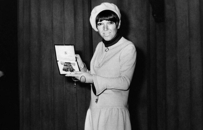 Mary Quant era conhecida, sobretudo, por seus desenhos de vestidos e saias curtíssimos, com linhas simples e cores vivas/Crédito: CENTRAL PRESS / AFP