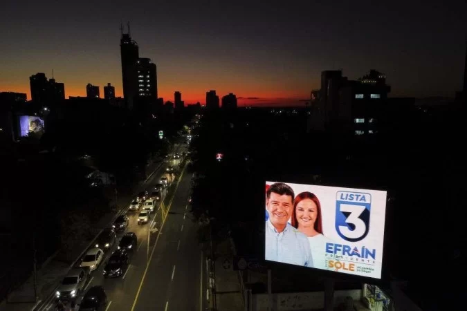 Polarização histórica entre Santiago Peña e Efraín Alegre, candidatos do Partido Colorado e da oposição, marcam a disputa pela Presidência em turno único. Paraguayo Cubas, representante da direita antissistema, avança nas pesquisas e preocupa/Foto: Luis Robayo/AFP Polarização histórica entre Santiago Peña e Efraín Alegre, candidatos do Partido Colorado e da oposição, marcam a disputa pela Presidência em turno único. Paraguayo Cubas, representante da direita antissistema, avança nas pesquisas e preocupa/Foto: Luis Robayo/AFP