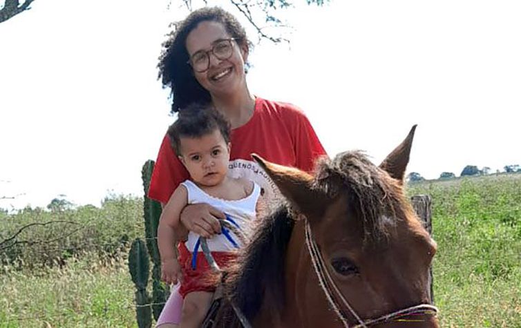 No sertão do nordeste brasileiro, a produtora rural Rafaela Alves conta os desafios com a produção do gado leiteiro. Rafaela e sua filha Ana Luiza, na pequena propriedade de gado leiteiro em Sergipe.