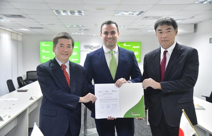 Masayuki Eguchi, Saulo Cabral e Akihiko Kisaka firmaram acordo de financiamento que deverá beneficiar quase 4 milhões de clientes no estado/Leo Caldas/Divulgação