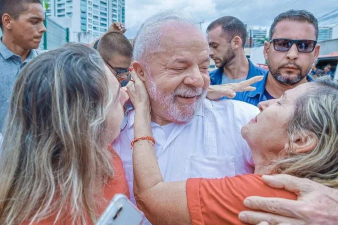 Lula quebra protocolo em Fortaleza e cumprimenta apoiadores do lado de fora de escola -/Foto: Ricardo Stuckert/Divulgação