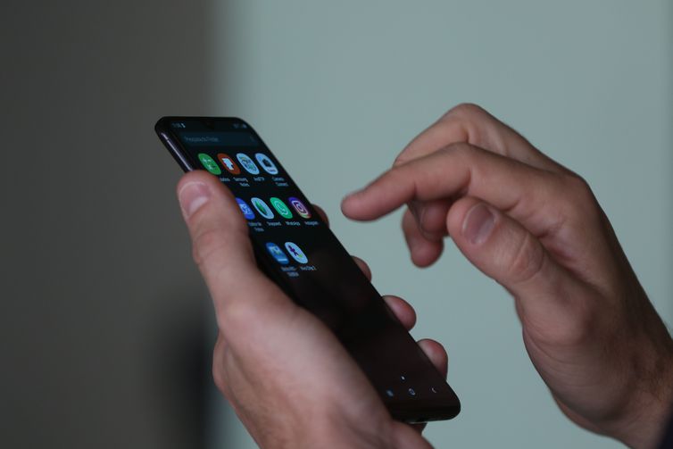 O consumo de notícias por quem acessa a internet apenas pelo celular costuma limitar-se ao título e foto, por falta de dados móveis para acessar a informação completa -