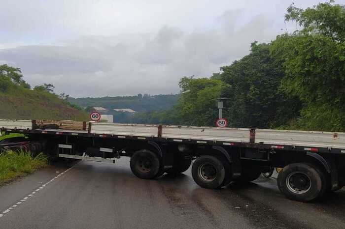 A carreta ficou atravessada e bloqueou a pista sentido Recife por tr&ecirc;s horas/Divulga&ccedil;&atilde;o/PRF