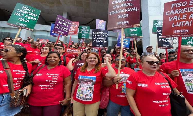 Os profissionais sa&iacute;ram em caminhada em dire&ccedil;&atilde;o ao Pal&aacute;cio do Governo, mas n&atilde;o foram recebidos pela equipe da Governadora Raquel Lyra/Foto: R&ocirc;mulo Chico/DP Foto