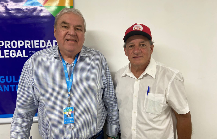 O presidente do Instituto de Terras e Reforma Agr&aacute;ria do Estado de Pernambuco %u2013 Iterpe, Henrique Queiroz, recebeu a visita do presidente do Movimento dos Trabalhadores Rurais Sem Terra(MST), Jaime Amorim, na tarde desta ter&ccedil;a-feira(23). A visita foi para tratar sobre o assentamento Jabuticaba, que fica localizado no munic&iacute;pio de S&atilde;o Joaquim do Monte, onde residem cerca de 33 fam&iacute;lias de agricultores. 

A agricultura no nosso estado, vem cada vez mais se fortalecendo, e muitos dos alimentos que s&atilde;o consumidos pela popula&ccedil;&atilde;o s&atilde;o produzidos pelas fam&iacute;lias que vivem em assentamentos./Cr&eacute;dito: Reprodu&ccedil;&atilde;o