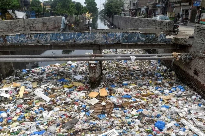 Texto divulgado às vésperas do encontro indica que, com reciclagem e reutilização, a poluição do material poderia ser reduzida em 80% -/Foto: AFP Texto divulgado às vésperas do encontro indica que, com reciclagem e reutilização, a poluição do material poderia ser reduzida em 80% -/Foto: AFP