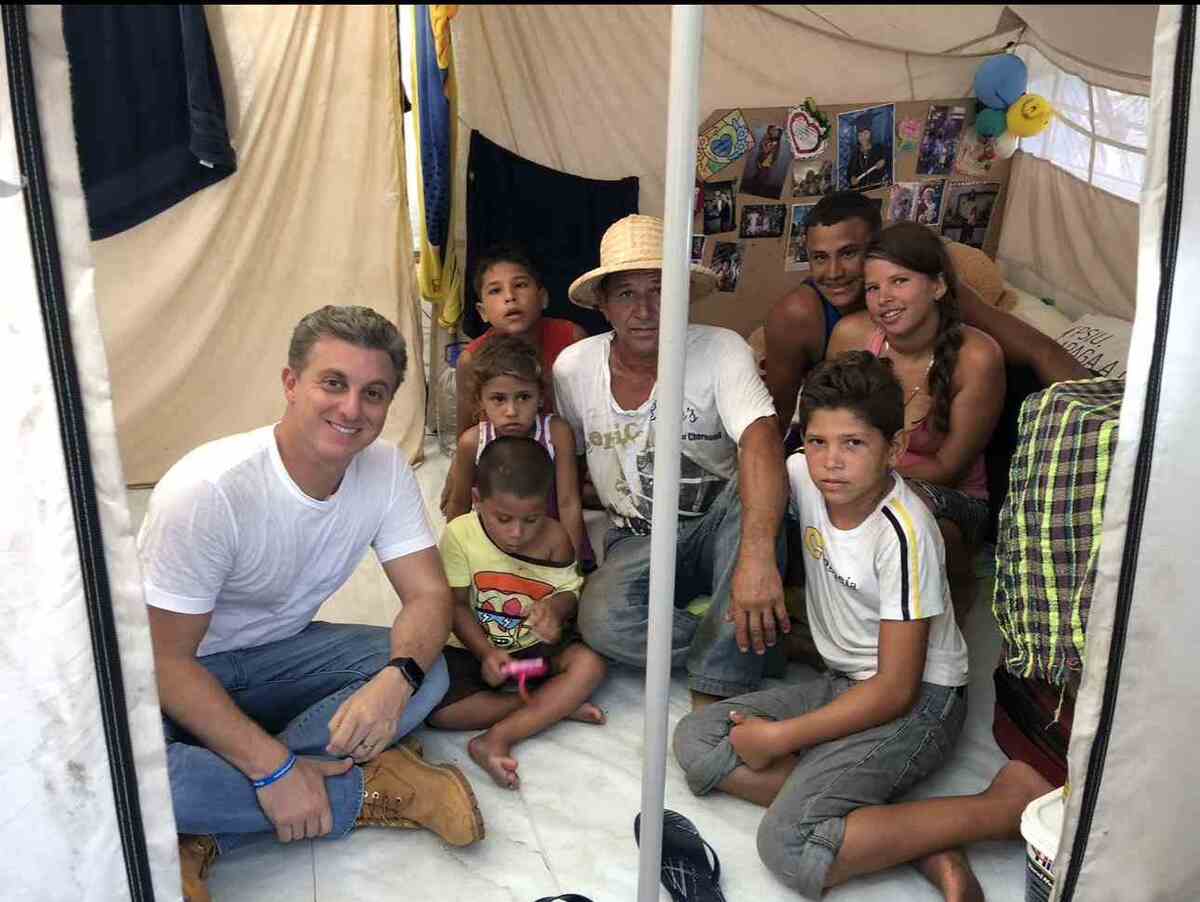 Luciano Huck publicou uma foto com uma família venezuelana em abrigo da ONU em Boa Vista, Roraima. Local recebe a população que fugiu do país comandado por Maduro -/Foto: @LucianoHuck/Reprodução