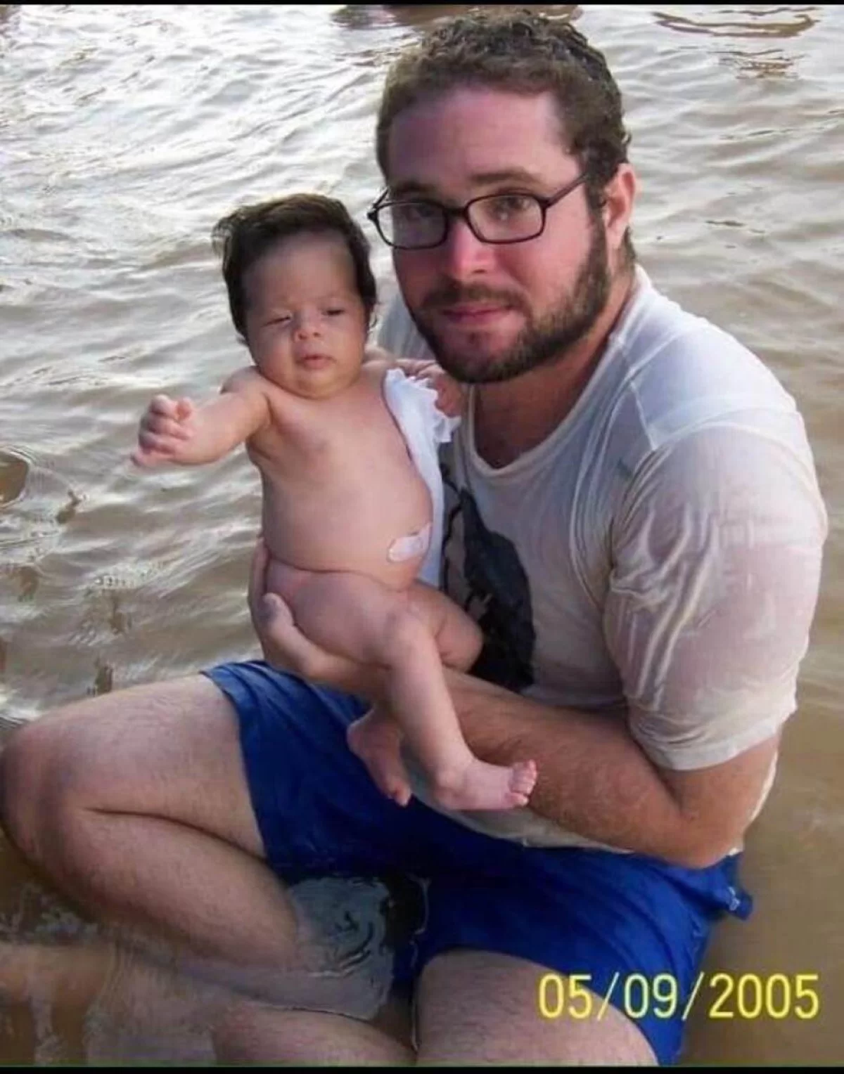 Indigenista Bruno Pereira e a primeira filha Maria Luiza em 2005
