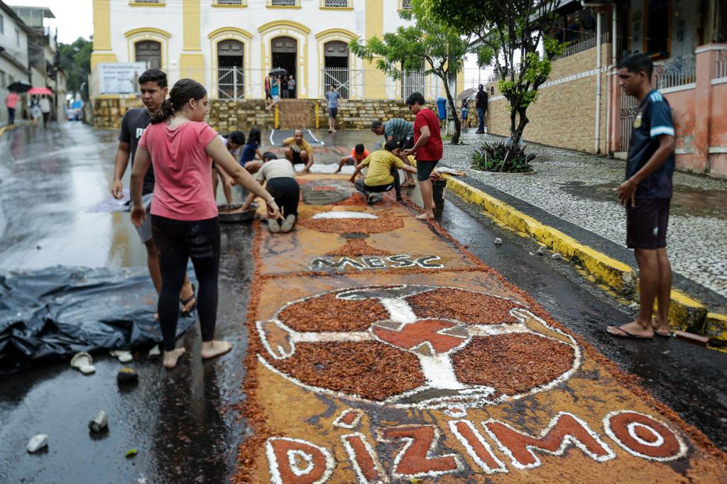 No Centro de Jaboat&atilde;o, o tapete foi confeccionado, desde a quarta-feira, dentro e fora da Par&oacute;quia de Santo Amaro/Rafael Vieira/DP