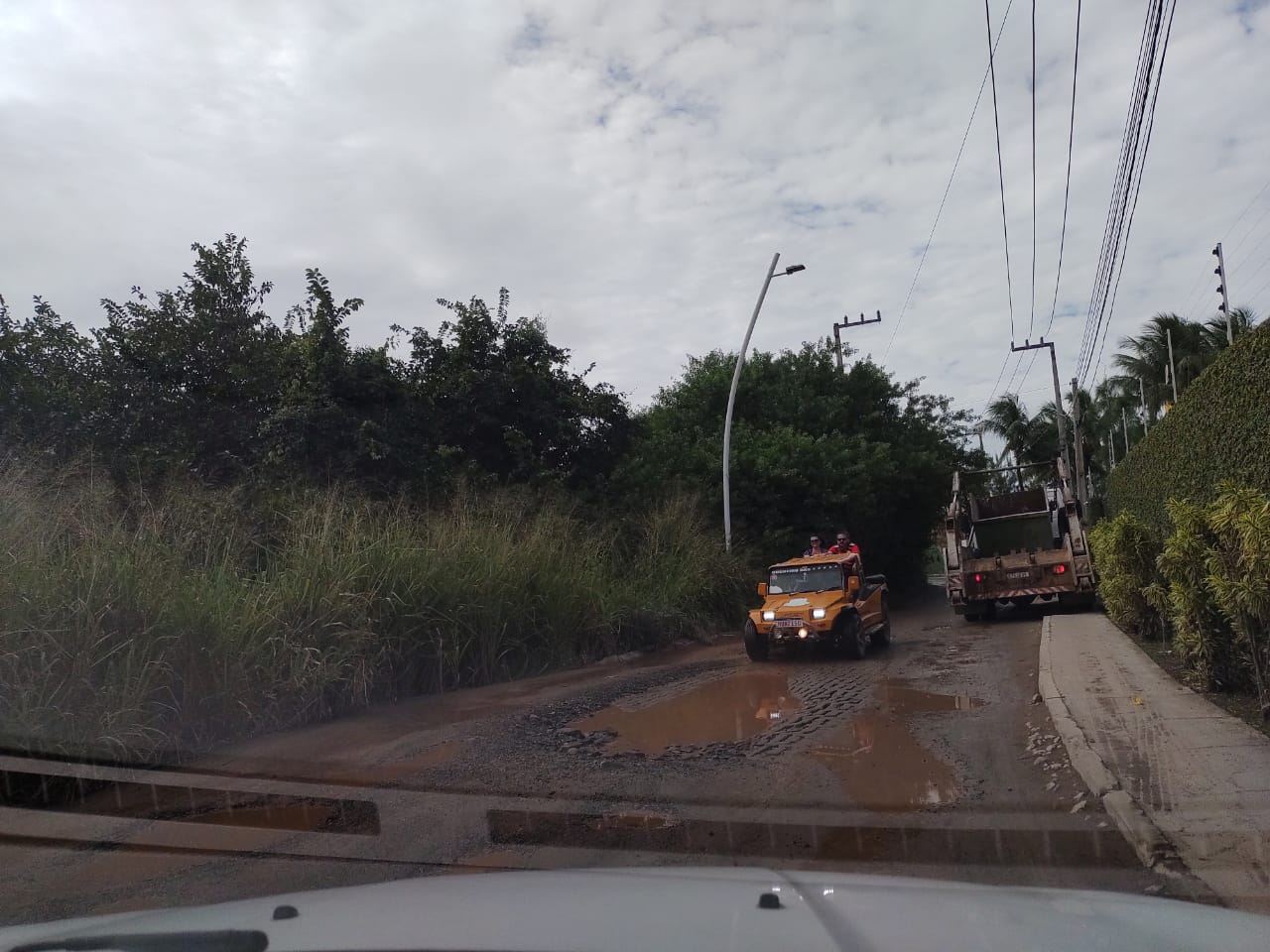 Ruas de uma das mais badaladas praias do estado s&atilde;o de terra e est&atilde;o esburacadas/Cortesia